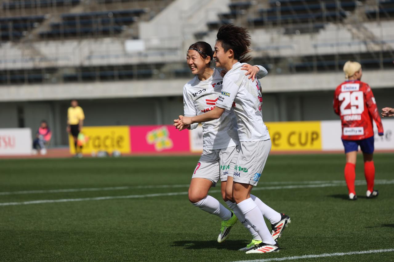 画像 : 9番目の画像 - 【写真】気温21・6度という暖かさの中で熱戦を繰り広げた、ノジマステラ神奈川相模原とセレッソ大阪ヤンマーレディース（写真◎森田将義） - サッカーマガジンWEB