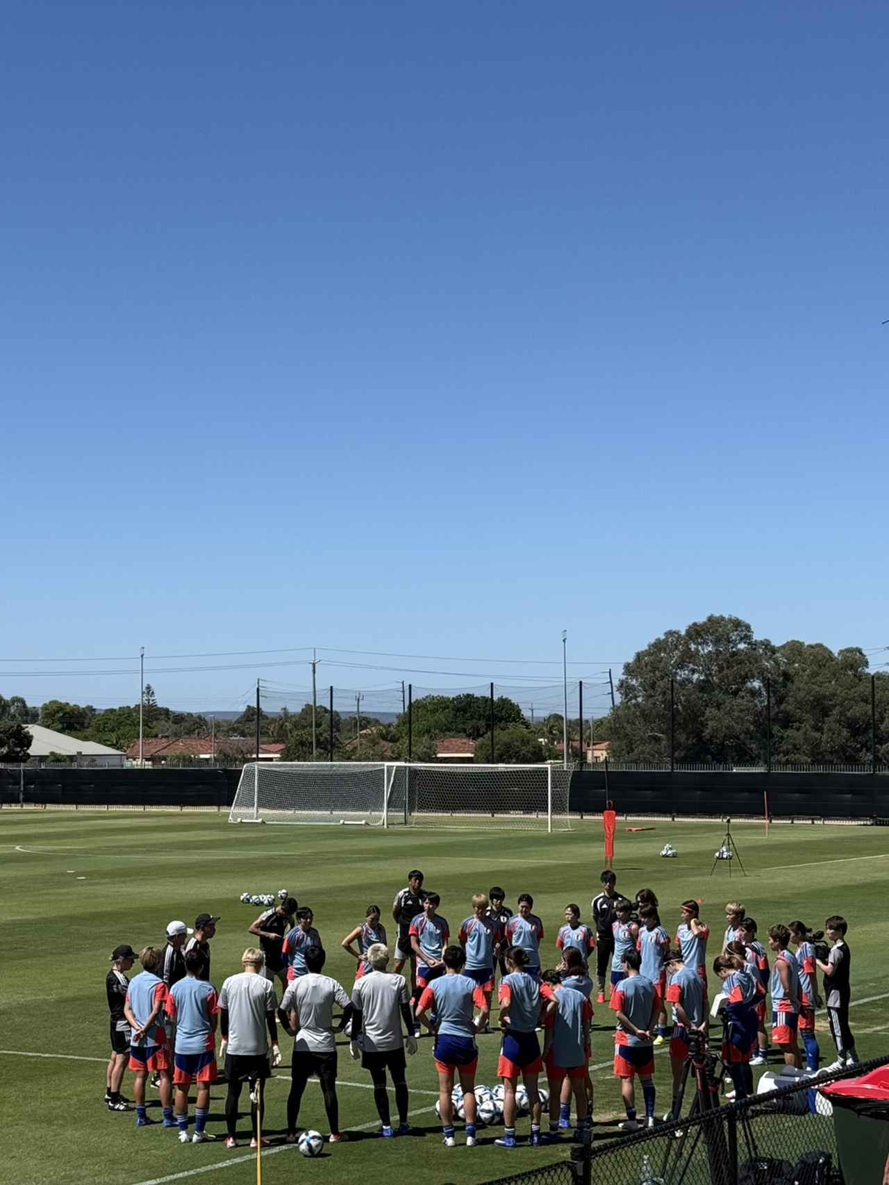 画像 : 4番目の画像 - 【写真】なでしこジャパンは強い日差しのオーストラリア・パースで初戦に向けて調整を行なった（写真◎日々野真理） - サッカーマガジンWEB