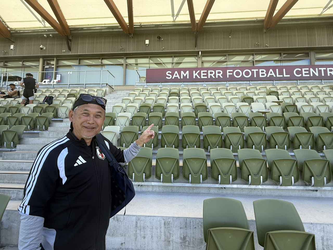 画像: サム・カー選手の名前を冠した練習会場で、笑顔で出迎えてくれた佐々木女子委員長