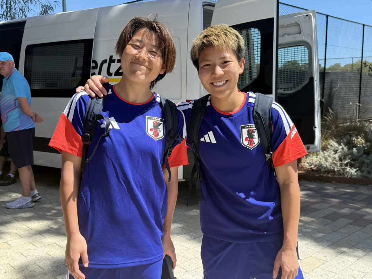 画像: 三菱重工浦和レッズレディースのDF高橋はな選手(左)と、かつて浦和でチームメイトだったMF清家貴子選手