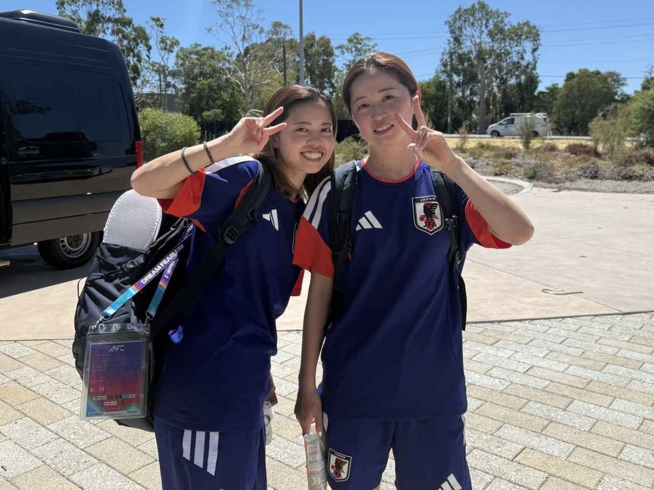 画像: キャプテンのMF長谷川唯選手(左)とDF清水梨紗選手。経験豊富な2人のプレーに注目です!