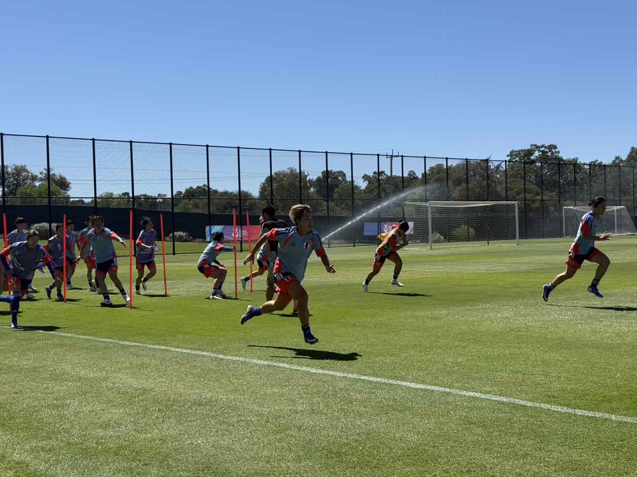 画像 : 2番目の画像 - 【写真】なでしこジャパンは強い日差しのオーストラリア・パースで初戦に向けて調整を行なった(写真◎日々野真理) - サッカーマガジンWEB