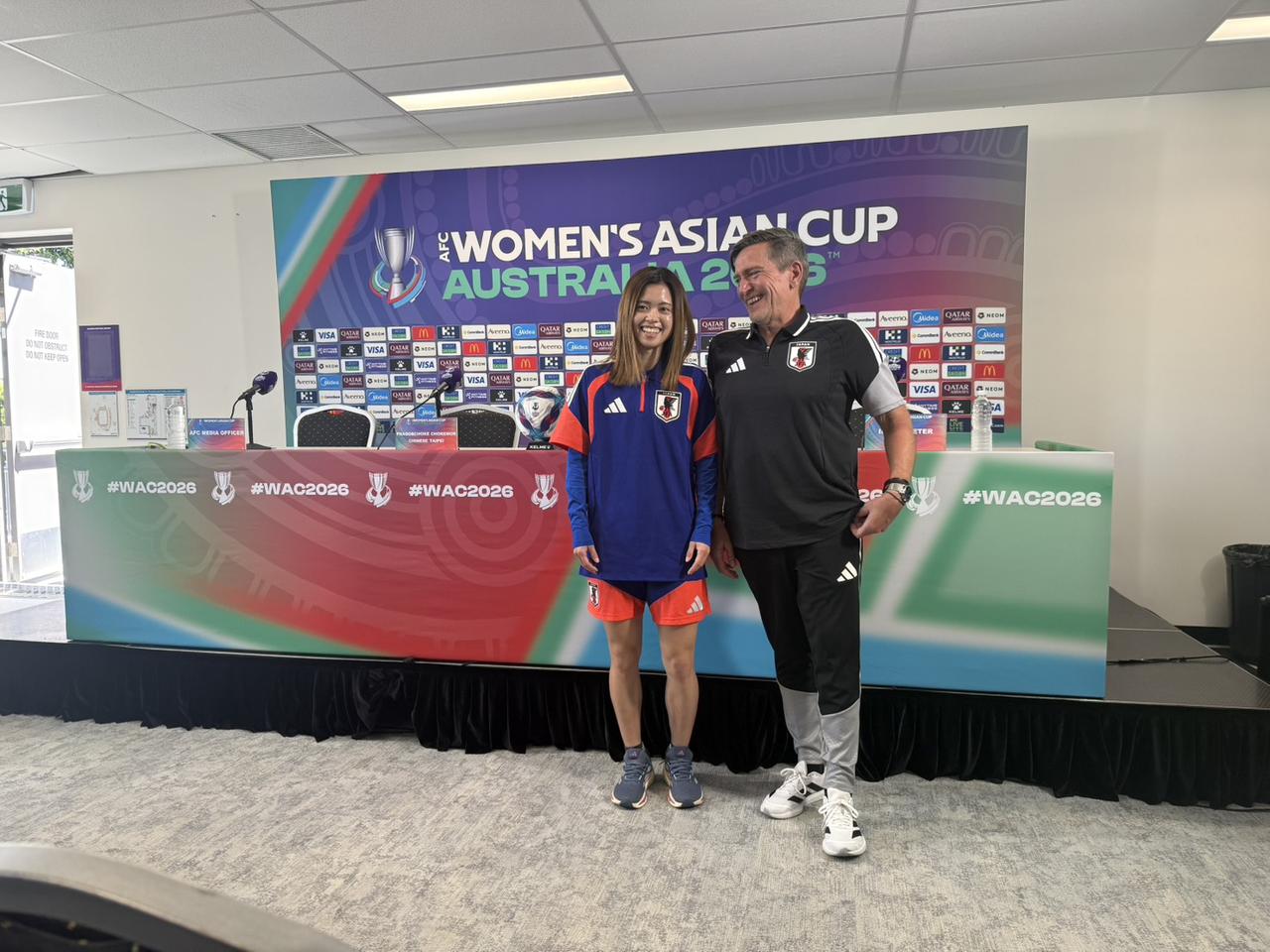 画像: グループステージ第1戦の公式会見に出席した長谷川唯選手とニルス・ニールセン監督