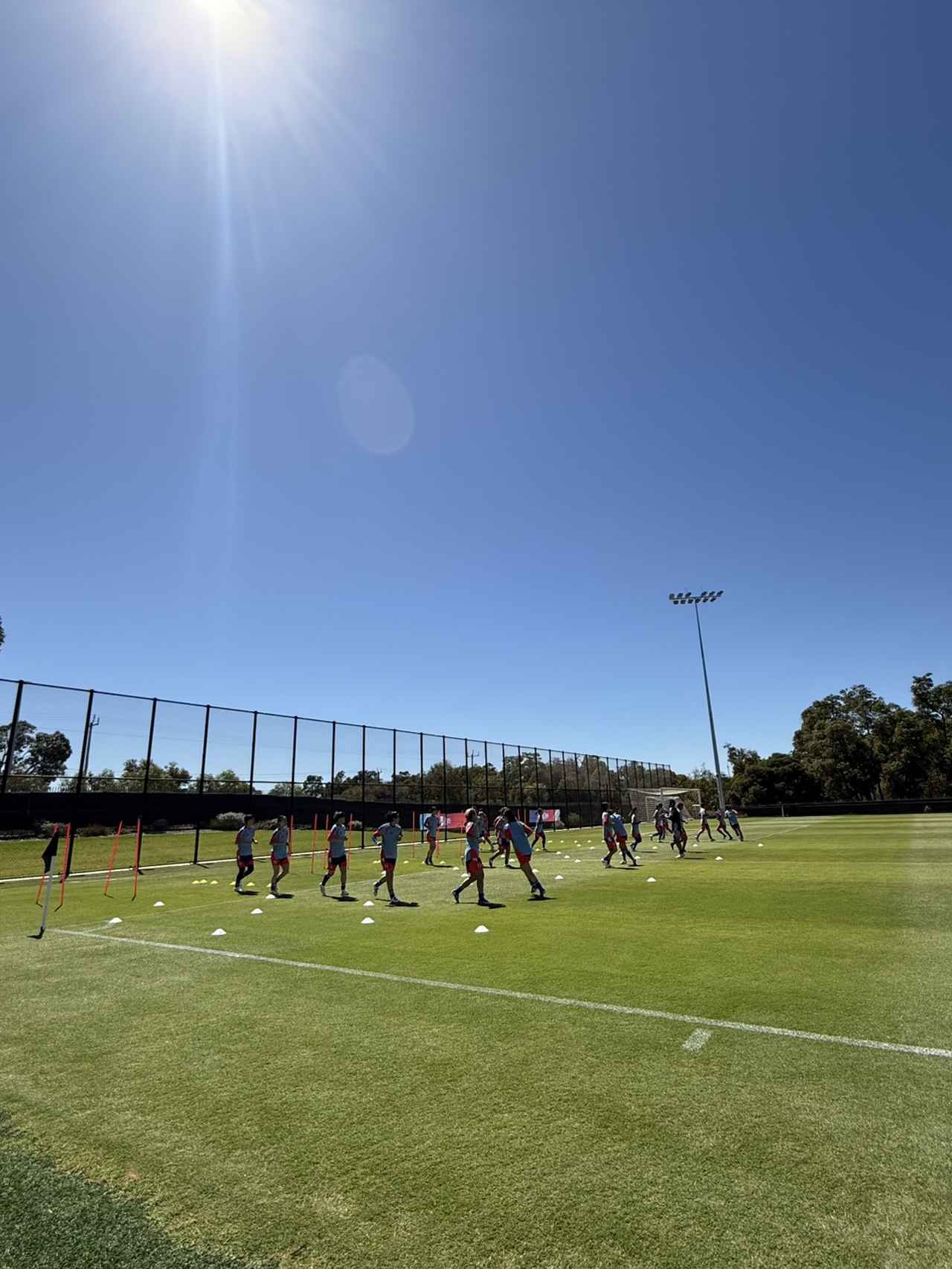 画像 : 3番目の画像 - 【写真】なでしこジャパンは強い日差しのオーストラリア・パースで初戦に向けて調整を行なった（写真◎日々野真理） - サッカーマガジンWEB