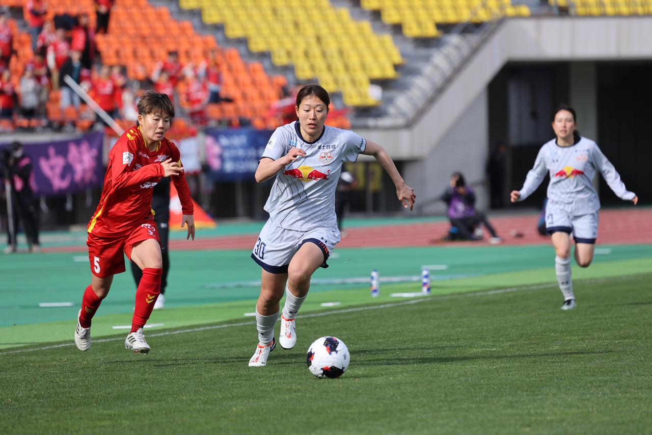 画像 : 1番目の画像 - 【写真】先制した大宮に対し、I神戸もすぐに追いついたが、前半のうちにリードを広げた大宮が勝利した（写真◎森田将義） - サッカーマガジンWEB