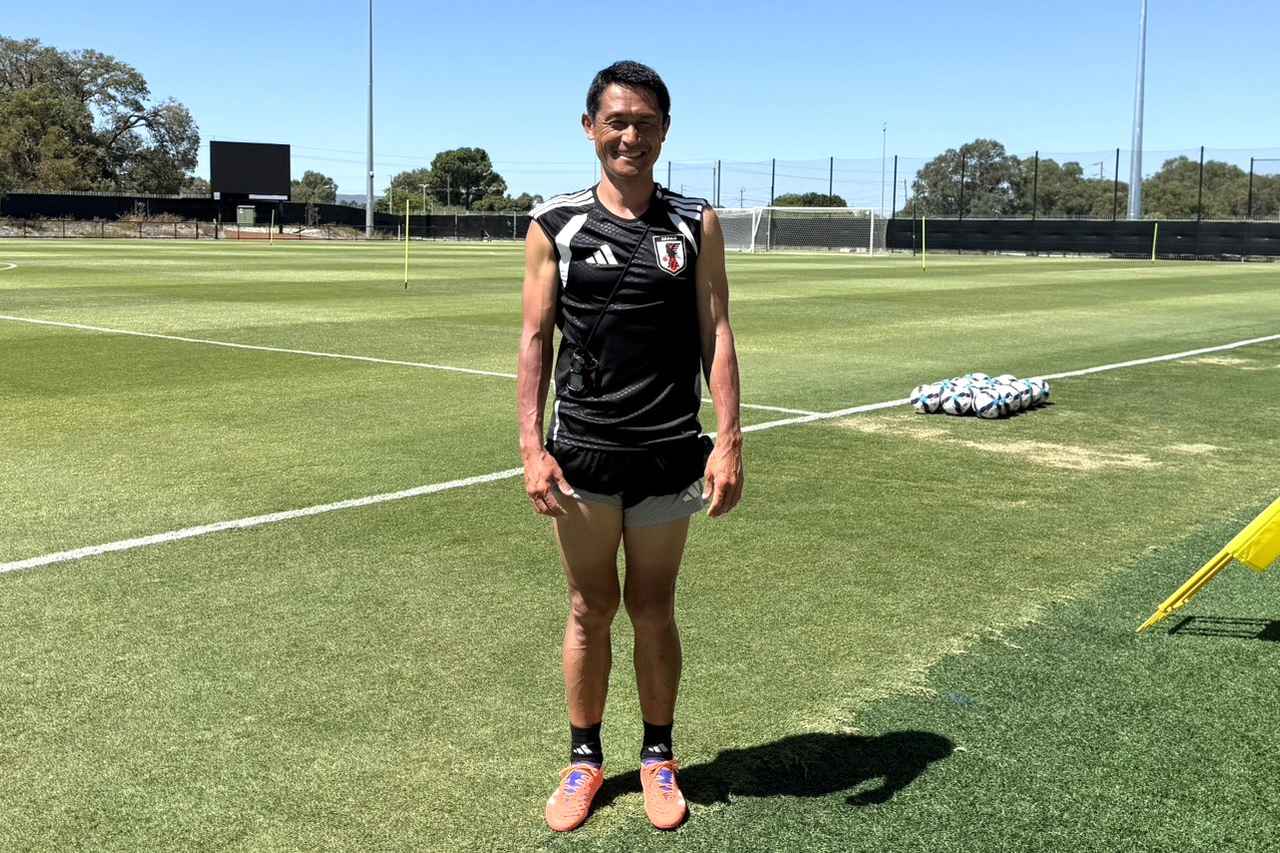 画像: かつて大宮アルディージャでプレーした岡本フィジカルコーチ。顔も腕も足も焼けています！