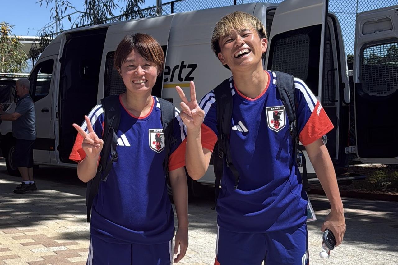 画像: 3月1日の練習後の様子。インド戦で代表初のハットトリックを達成したMF宮澤ひなた選手と、前日会見でチームの『つながり』を強調していた南萌華選手