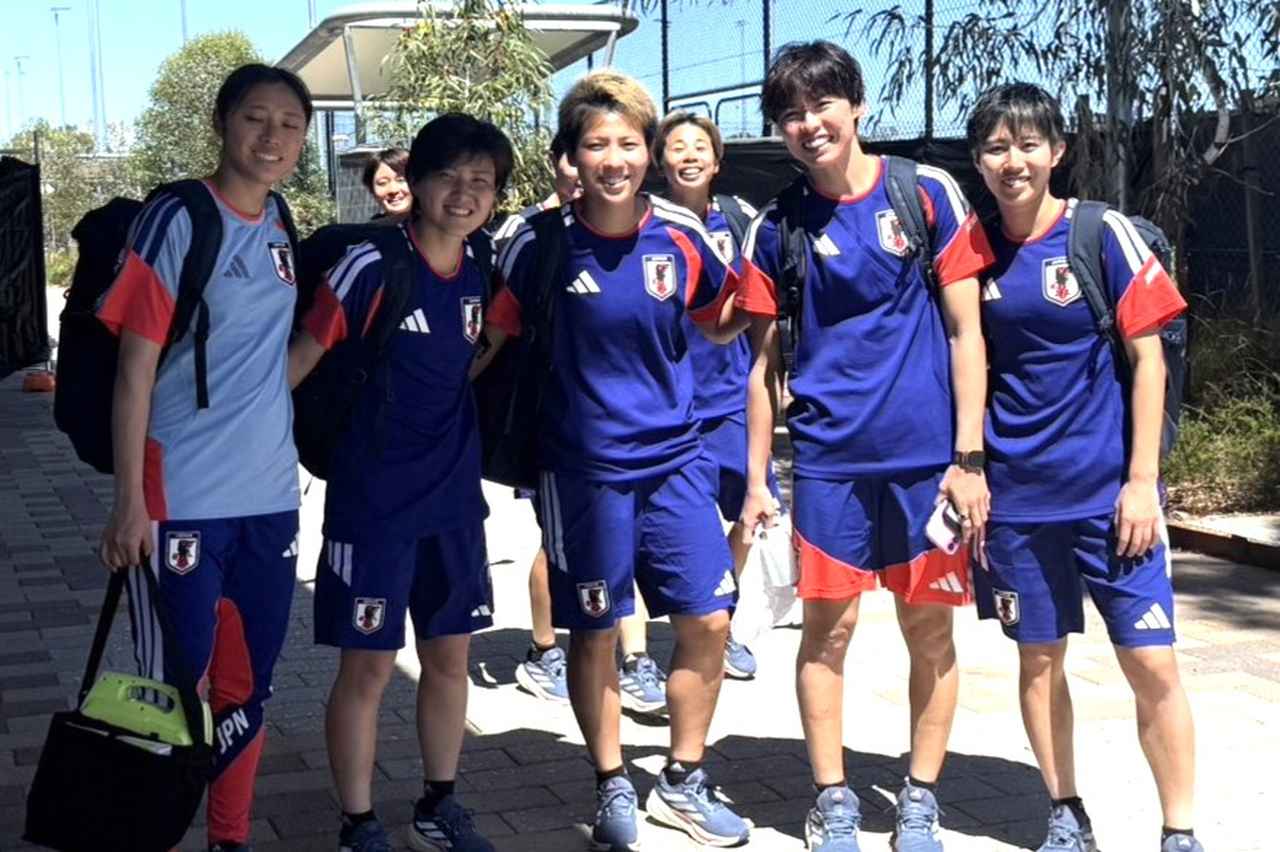 画像: 左からDF山本柚月選手（目を閉じた瞬間でごめんなさい）、MF林穂之香選手、FW清家貴子選手、DF熊谷紗希選手、FW植木理子選手。よく見ると後ろには写真に入ろうとするMF宮澤ひなた選手（左）、FW田中美南選手が