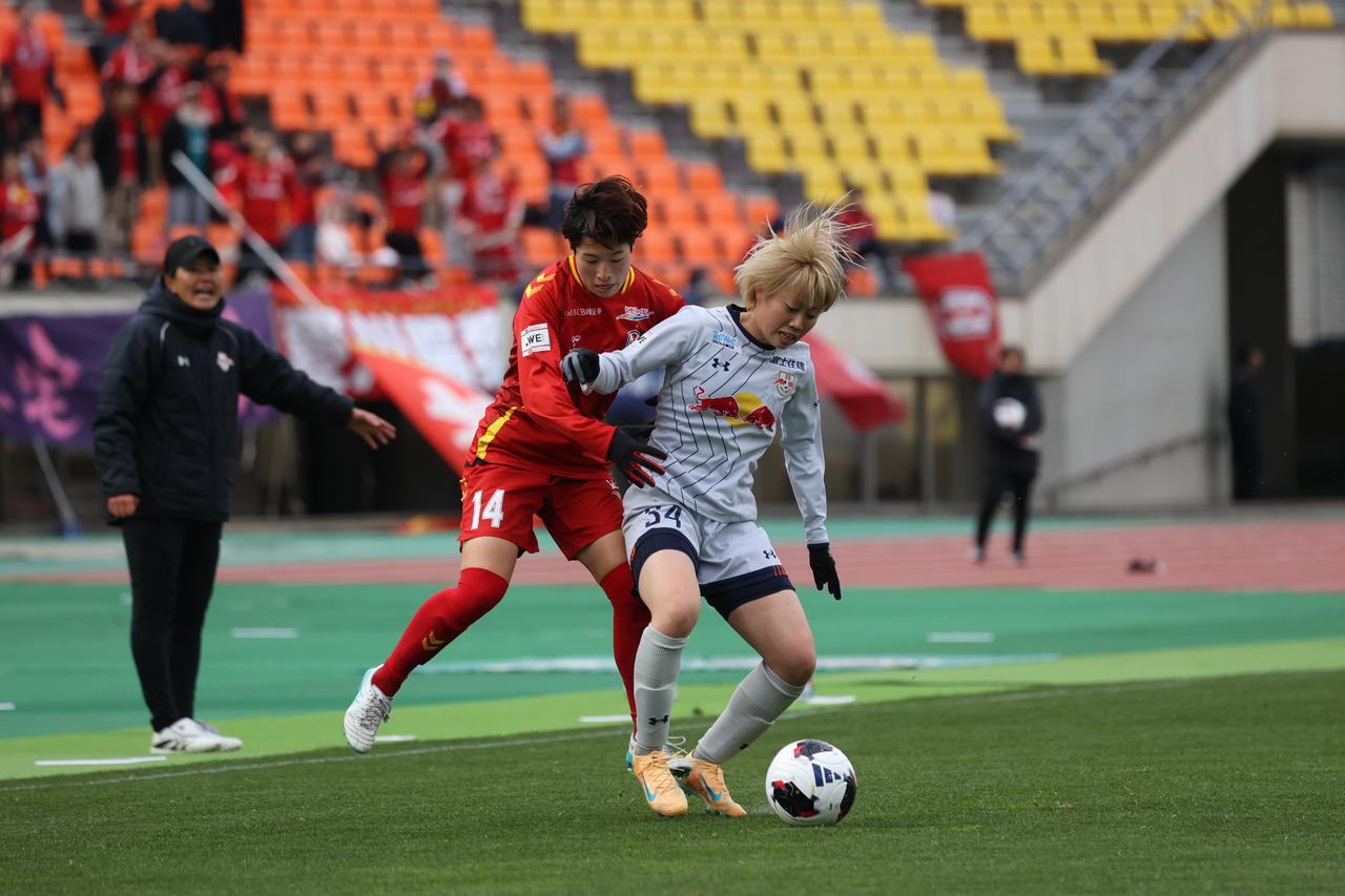 画像 : 24番目の画像 - 【写真】先制した大宮に対し、I神戸もすぐに追いついたが、前半のうちにリードを広げた大宮が勝利した（写真◎森田将義） - サッカーマガジンWEB