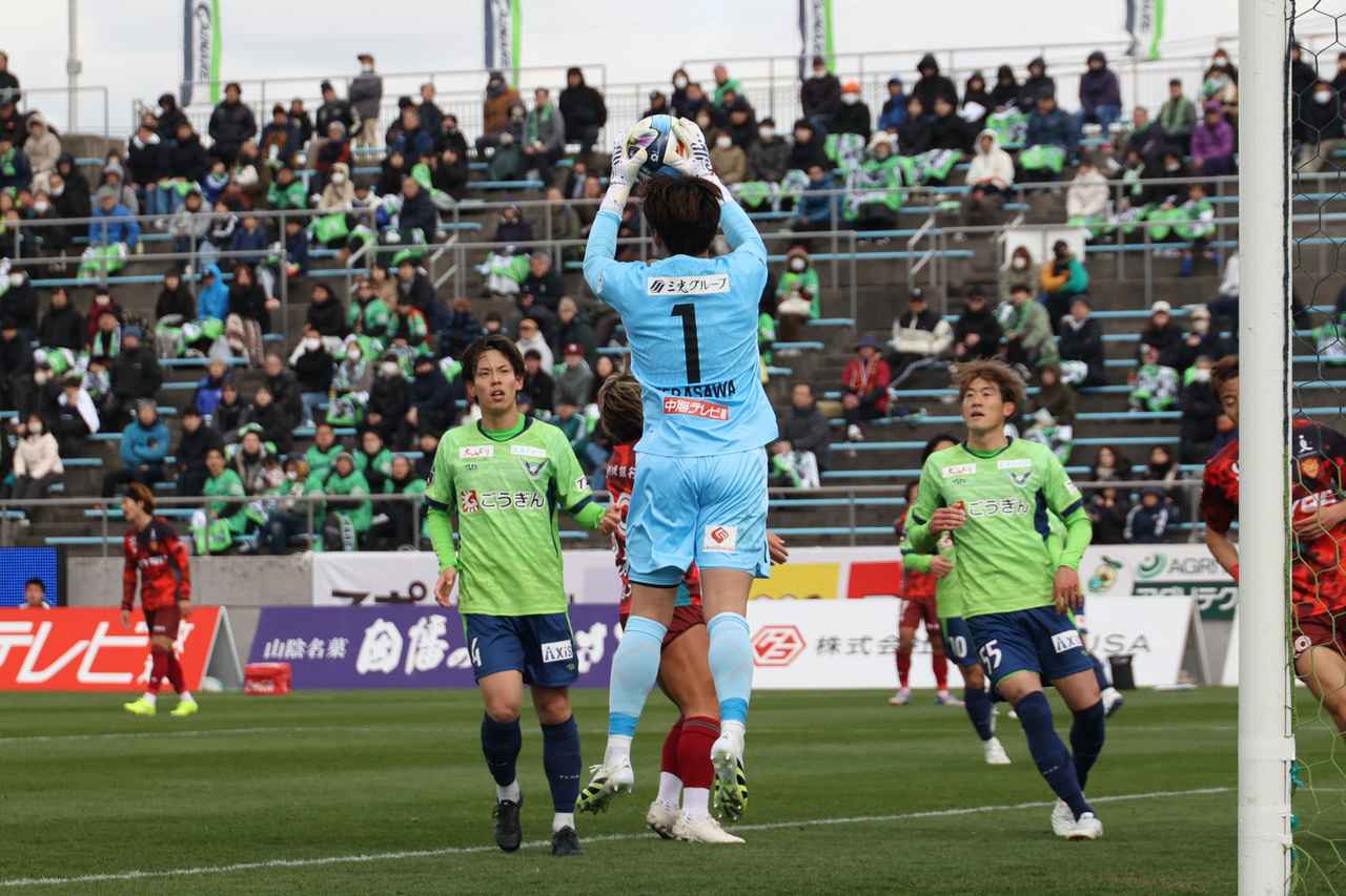 画像 : 3番目の画像 - 【写真】加入後3試合目にして初めてホームでプレーした寺沢。初の無失点でPK戦勝利に貢献した（写真◎石倉利英） - サッカーマガジンWEB