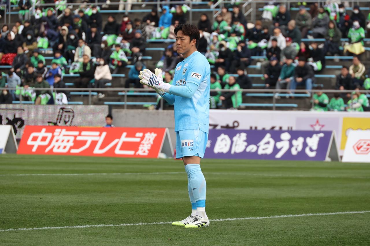 画像 : 2番目の画像 - 【写真】加入後3試合目にして初めてホームでプレーした寺沢。初の無失点でPK戦勝利に貢献した（写真◎石倉利英） - サッカーマガジンWEB