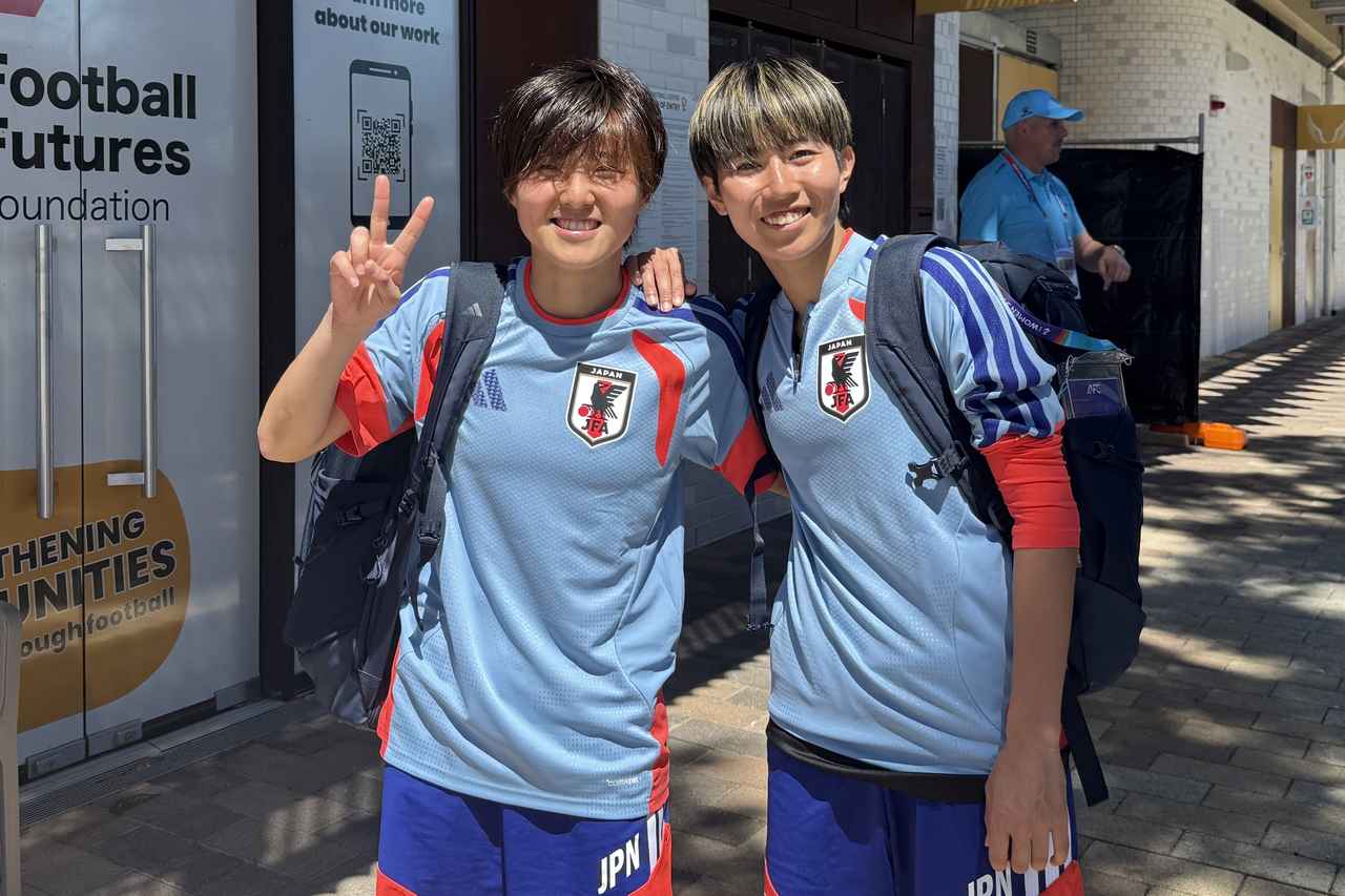 画像: こちらも3月1日の練習後の様子。インド戦は中盤でゲームをコントロールしたMF林穂之果選手（左）と、途中出場のファーストタッチでゴールを決め、代表初のハットトリックを決めたFW植木理子選手