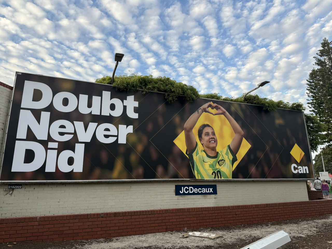 画像: オーストラリアの大手銀行の一つ、コモンウェルス銀行の広告看板に登場しているサム・カー選手