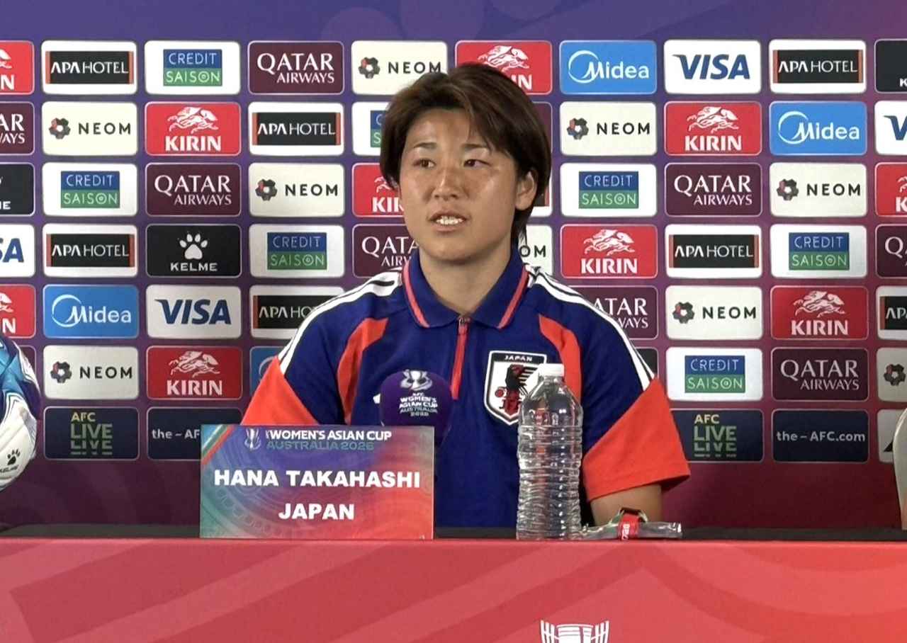 画像: ベトナム戦の前日会見に出席したDF高橋はな選手。最初とは打って変わって？ 真剣な表情でコメント