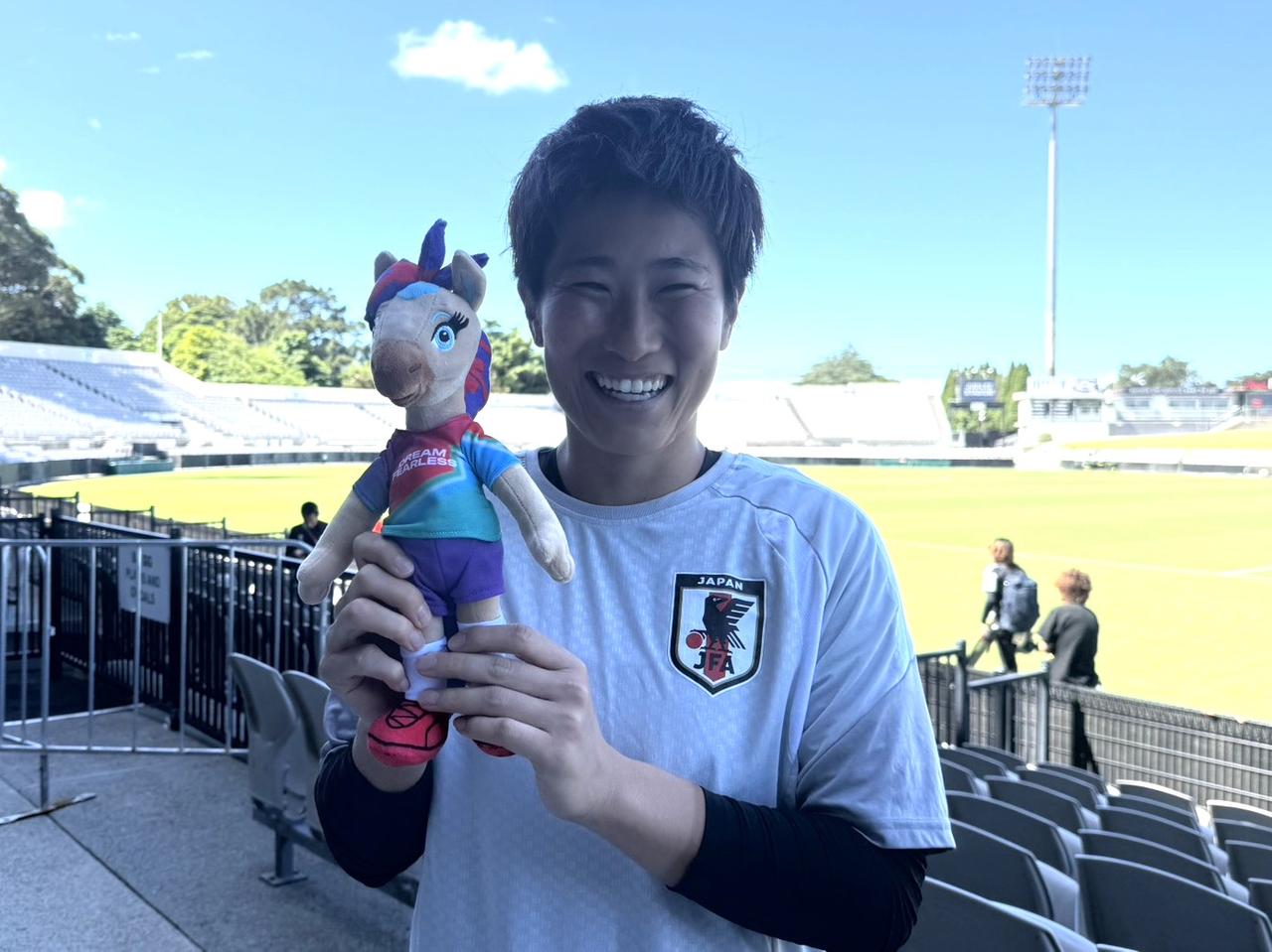 画像: 大会マスコットの『ナーラ』を見て「かわいいですね!」と笑顔を見せていたGK平尾知佳選手