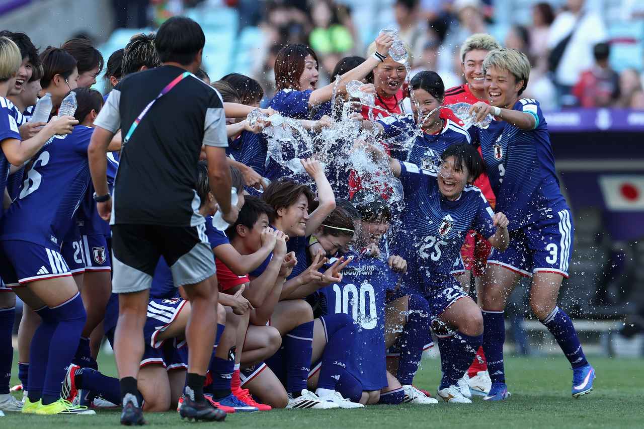 画像: 『100』のユニフォームで記念撮影中の長谷川選手にウォーターシャワー!(写真◎Getty Images)