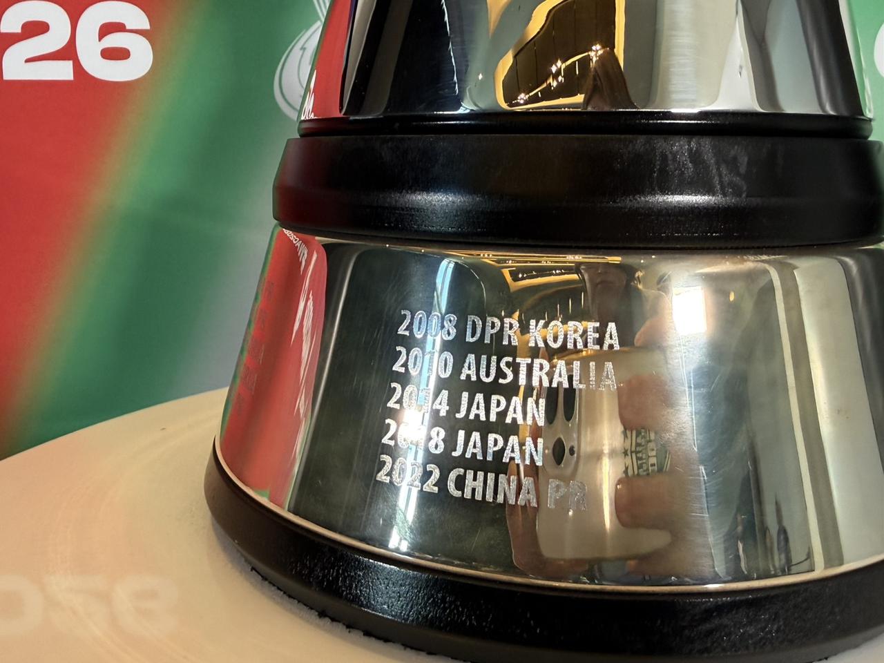 画像: トロフィーには歴代優勝国の名前が