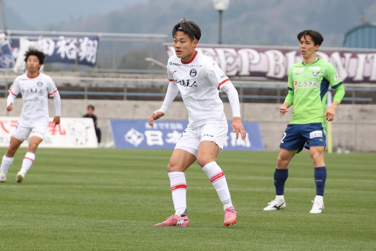 画像 : 4番目の画像 - 【写真】エースストライカーとして活躍した高川学園高から福岡大を経て、今季加入した中山。開幕から先発出場を続けている（写真◎石倉利英） - サッカーマガジンWEB