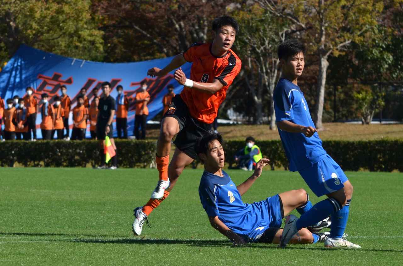 画像 : 2番目の画像 - 【写真】エースストライカーとして活躍した高川学園高から福岡大を経て、今季加入した中山。開幕から先発出場を続けている(写真◎石倉利英) - サッカーマガジンWEB