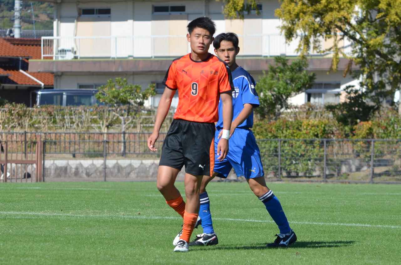 画像 : 3番目の画像 - 【写真】エースストライカーとして活躍した高川学園高から福岡大を経て、今季加入した中山。開幕から先発出場を続けている（写真◎石倉利英） - サッカーマガジンWEB