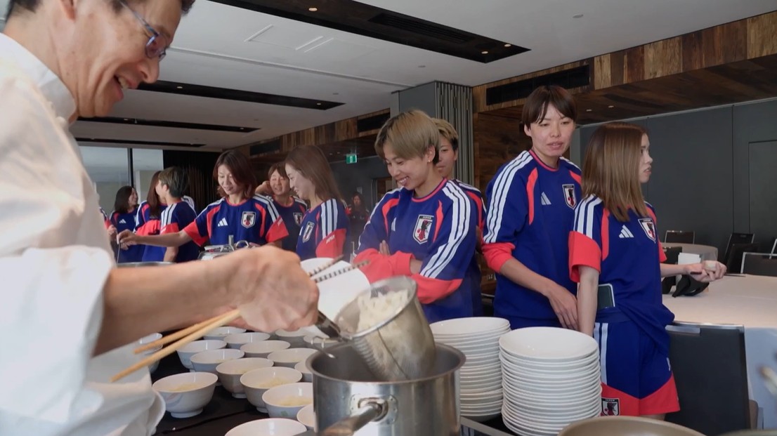 画像: 選手たちもリラックスした表情。食事も大会を勝ち抜くための重要な要素です（写真◎JFA/PR）