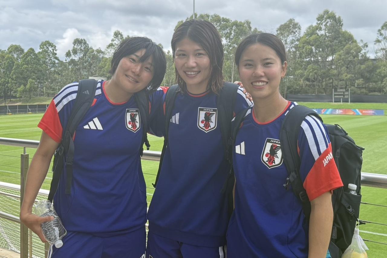 画像: 左からFW千葉玲海菜選手、DF守屋都弥選手、MF松窪真心選手。選手たちの笑顔が日に日に増えていきました