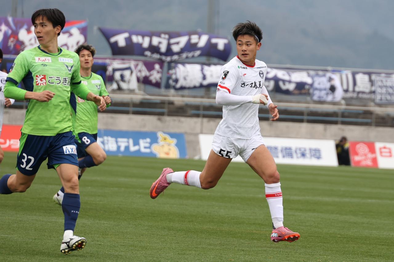 画像 : 5番目の画像 - 【写真】エースストライカーとして活躍した高川学園高から福岡大を経て、今季加入した中山。開幕から先発出場を続けている(写真◎石倉利英) - サッカーマガジンWEB