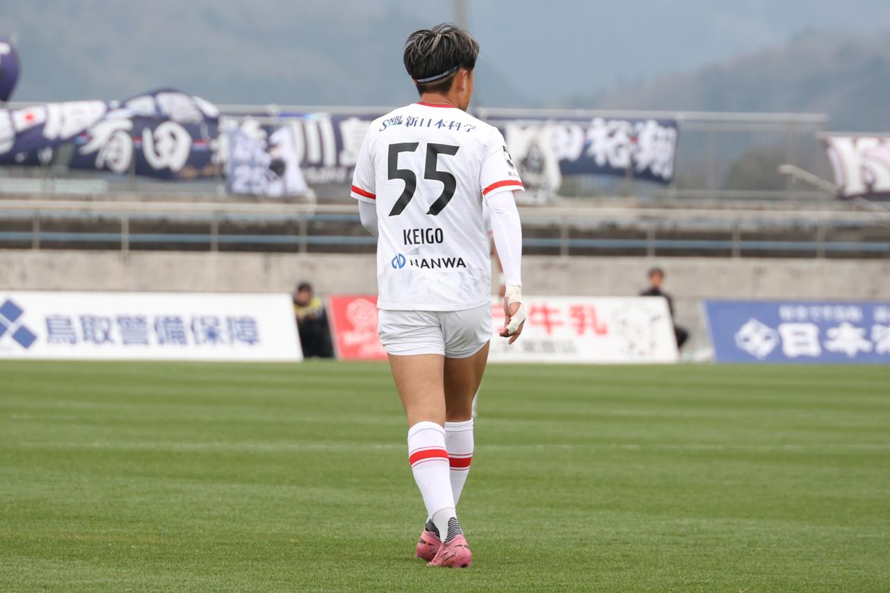 画像 : 6番目の画像 - 【写真】エースストライカーとして活躍した高川学園高から福岡大を経て、今季加入した中山。開幕から先発出場を続けている(写真◎石倉利英) - サッカーマガジンWEB