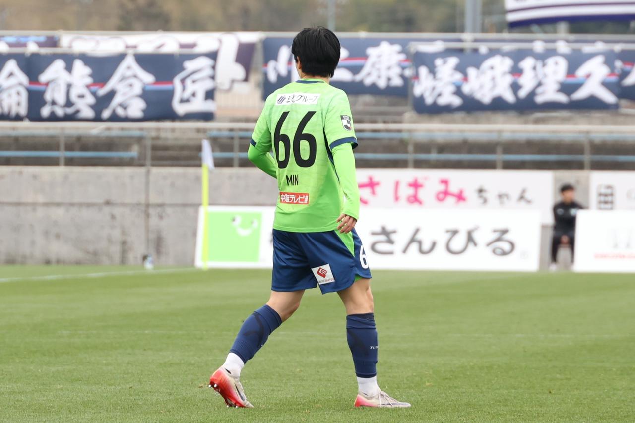 画像 : 3番目の画像 - 【写真】鹿児島戦でホーム初出場を果たしたムン。背番号66のルーキーが限られた時間で全力プレーを見せた（写真◎石倉利英） - サッカーマガジンWEB