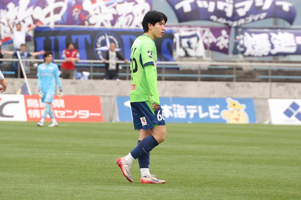 画像 : 1番目の画像 - 【写真】鹿児島戦でホーム初出場を果たしたムン。背番号66のルーキーが限られた時間で全力プレーを見せた（写真◎石倉利英） - サッカーマガジンWEB