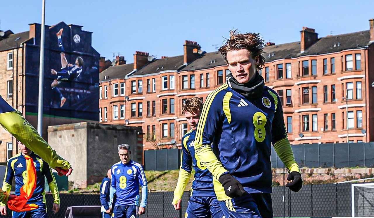 画像: 予選のデンマーク戦で決めたオーバーヘッドが描かれた建物の前で練習するマクトミネイ（写真◎Getty Images）