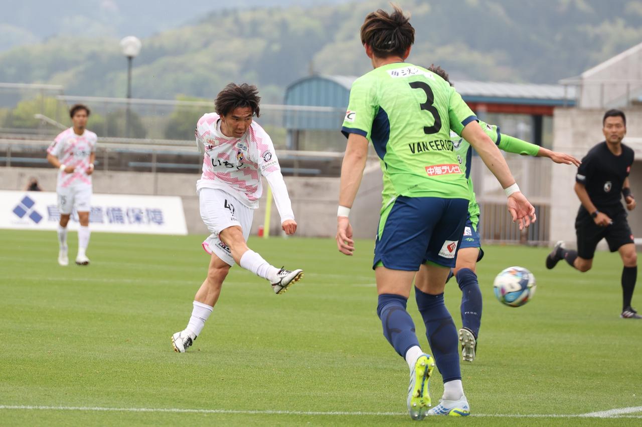 画像 : 5番目の画像 - 【写真】試合前に鳥取県三朝町の『ミササラドン』や、ポケモンの『サンド』『アローラサンド』『宮崎だいすきポケモン ナッシー』が登場した鳥取と宮崎の一戦（写真◎石倉利英） - サッカーマガジンWEB