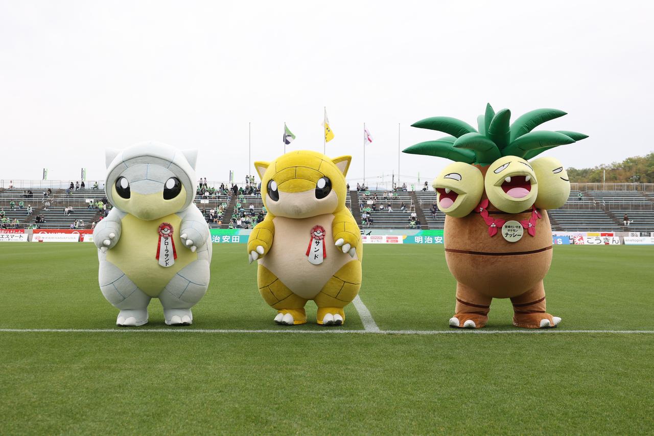 画像 : 2番目の画像 - 【写真】試合前に鳥取県三朝町の『ミササラドン』や、ポケモンの『サンド』『アローラサンド』『宮崎だいすきポケモン ナッシー』が登場した鳥取と宮崎の一戦（写真◎石倉利英） - サッカーマガジンWEB