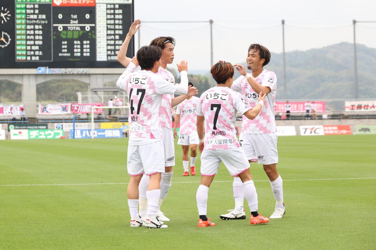 画像 : 6番目の画像 - 【写真】試合前に鳥取県三朝町の『ミササラドン』や、ポケモンの『サンド』『アローラサンド』『宮崎だいすきポケモン ナッシー』が登場した鳥取と宮崎の一戦（写真◎石倉利英） - サッカーマガジンWEB