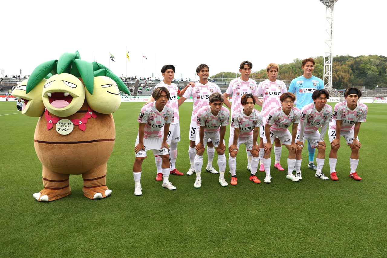 画像 : 3番目の画像 - 【写真】試合前に鳥取県三朝町の『ミササラドン』や、ポケモンの『サンド』『アローラサンド』『宮崎だいすきポケモン ナッシー』が登場した鳥取と宮崎の一戦（写真◎石倉利英） - サッカーマガジンWEB