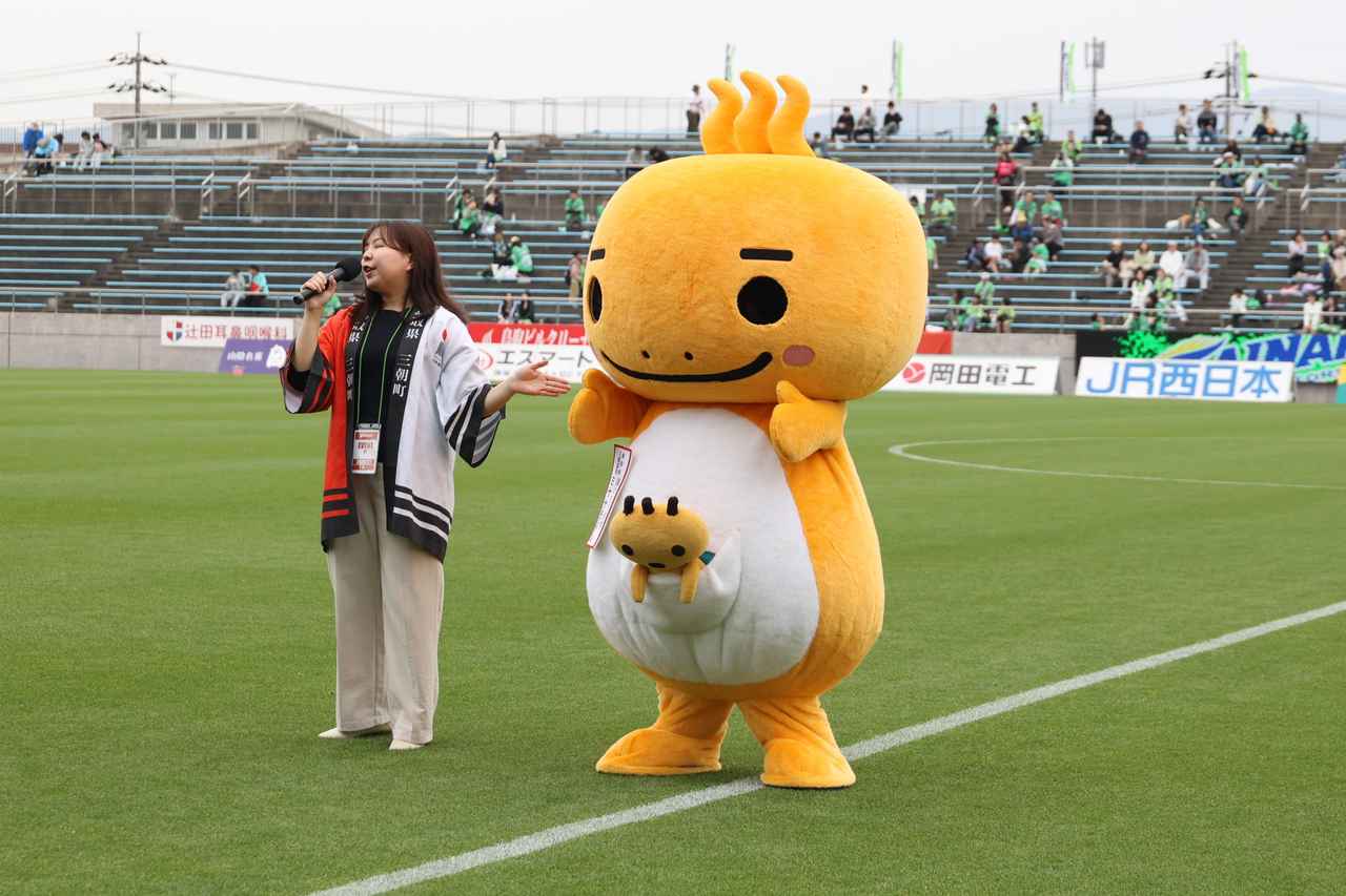 画像 : 1番目の画像 - 【写真】試合前に鳥取県三朝町の『ミササラドン』や、ポケモンの『サンド』『アローラサンド』『宮崎だいすきポケモン ナッシー』が登場した鳥取と宮崎の一戦（写真◎石倉利英） - サッカーマガジンWEB