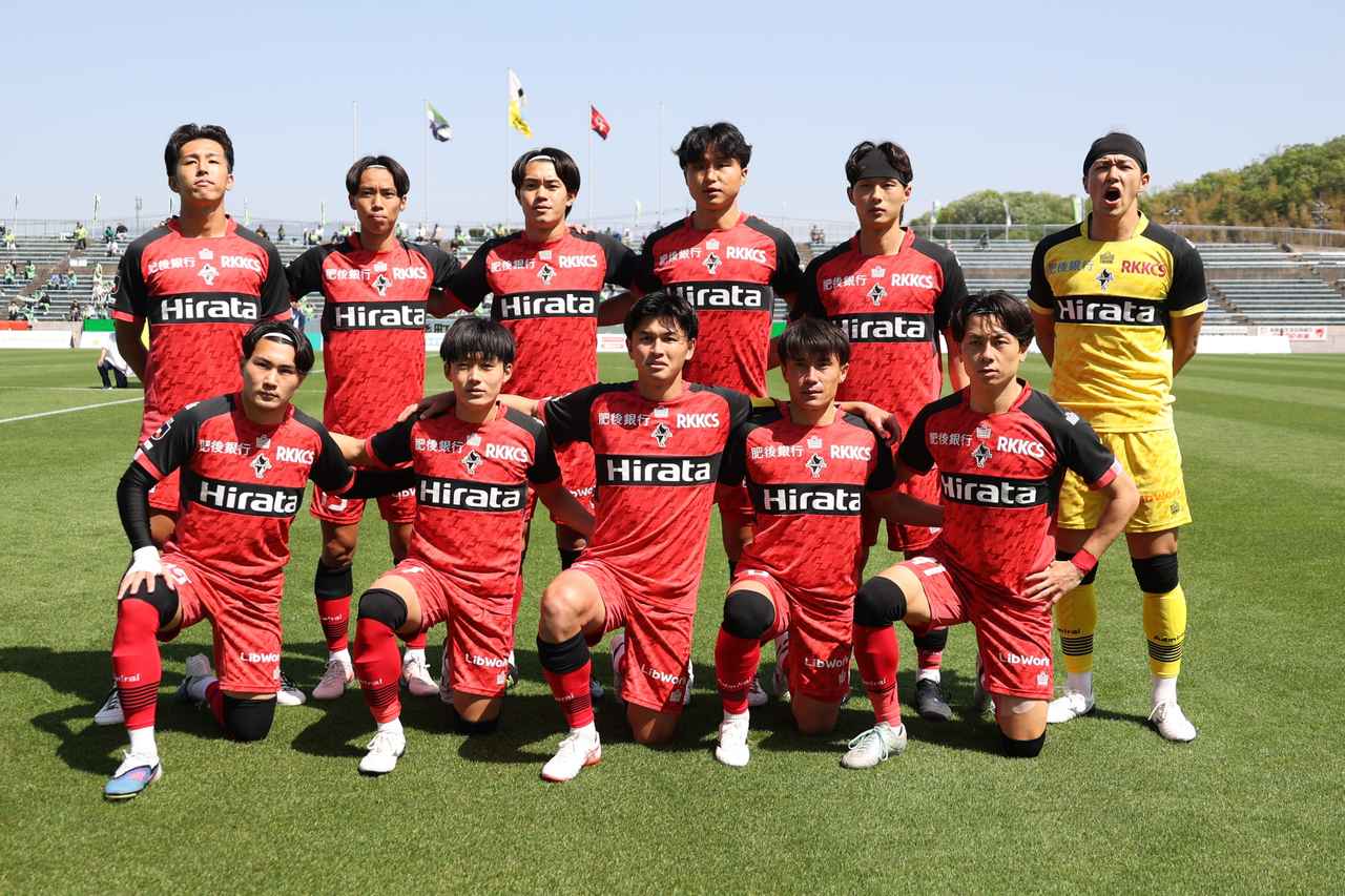 画像 : 1番目の画像 - 【写真】快晴のAxisバードスタジアムで行なわれた鳥取と熊本の一戦。熊本が後半の2得点で勝利を収めた（写真◎石倉利英） - サッカーマガジンWEB