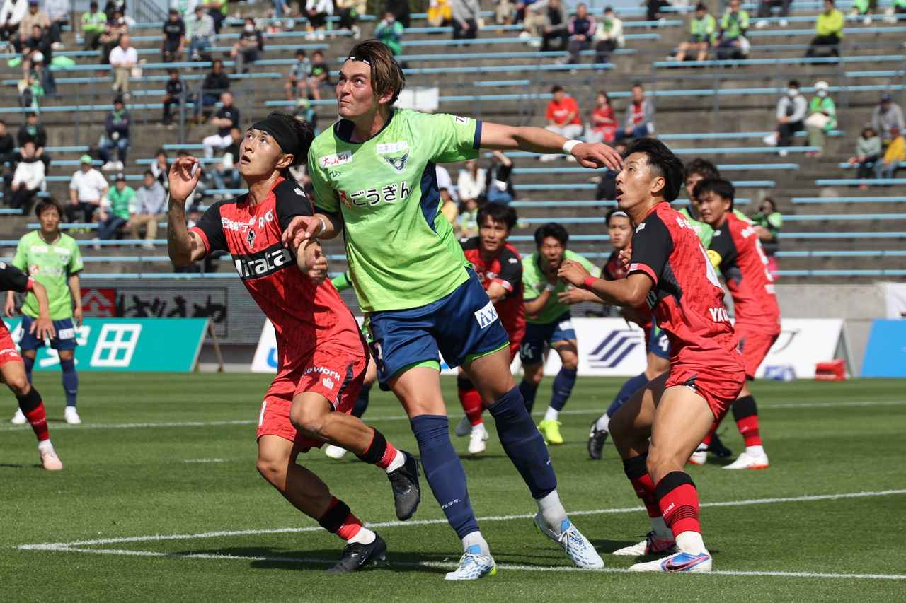 画像 : 4番目の画像 - 【写真】快晴のAxisバードスタジアムで行なわれた鳥取と熊本の一戦。熊本が後半の2得点で勝利を収めた（写真◎石倉利英） - サッカーマガジンWEB