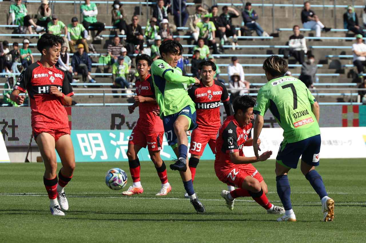 画像 : 6番目の画像 - 【写真】快晴のAxisバードスタジアムで行なわれた鳥取と熊本の一戦。熊本が後半の2得点で勝利を収めた（写真◎石倉利英） - サッカーマガジンWEB