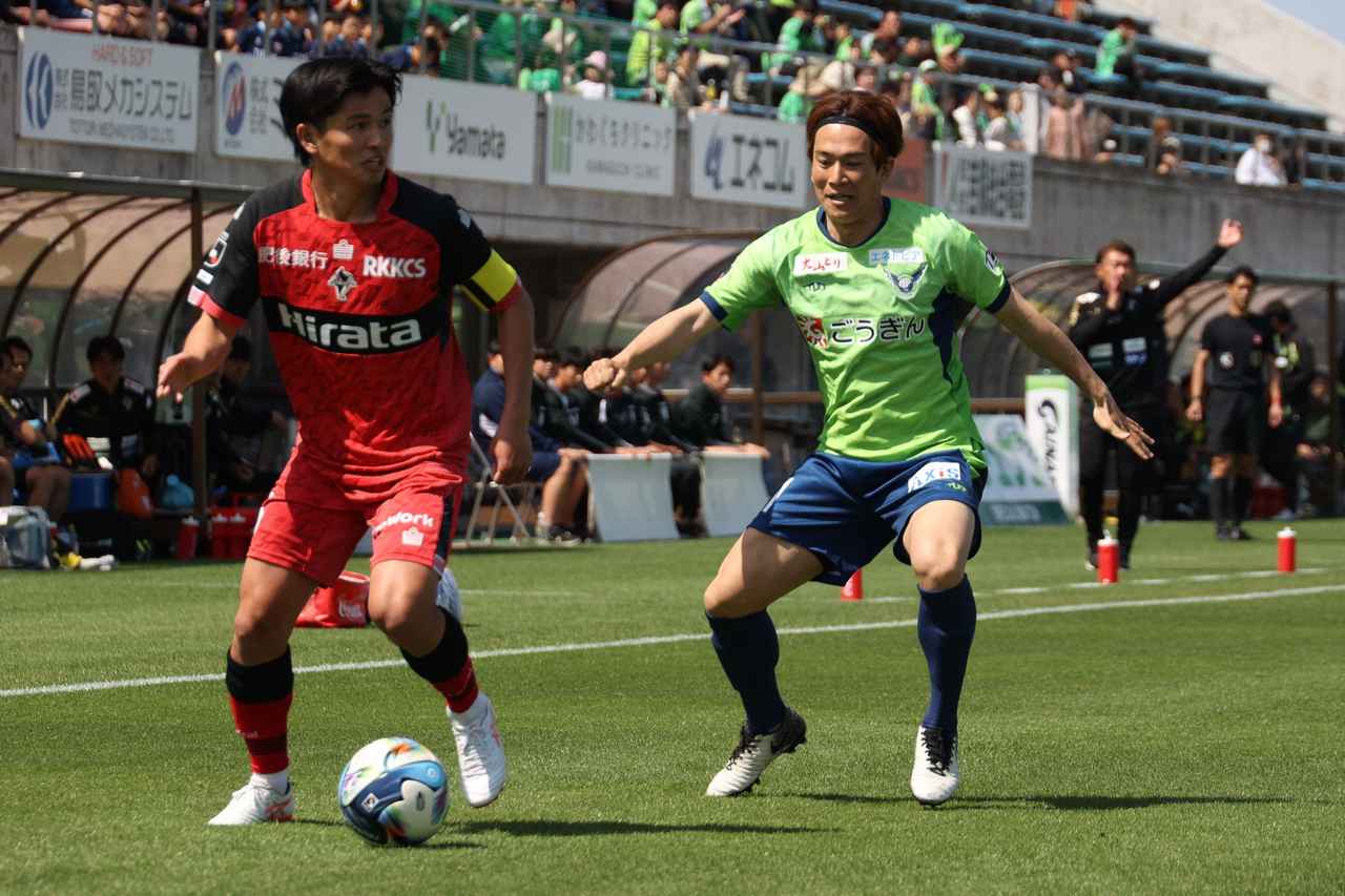 画像 : 3番目の画像 - 【写真】快晴のAxisバードスタジアムで行なわれた鳥取と熊本の一戦。熊本が後半の2得点で勝利を収めた（写真◎石倉利英） - サッカーマガジンWEB