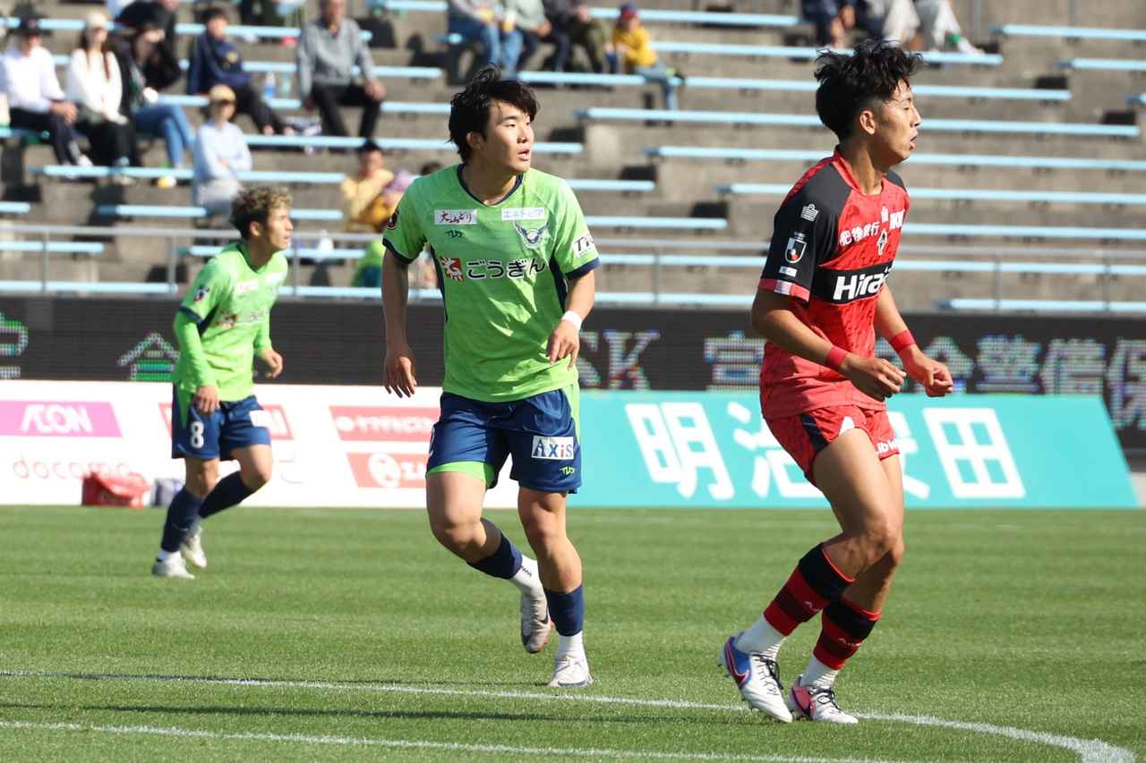 画像 : 5番目の画像 - 【写真】快晴のAxisバードスタジアムで行なわれた鳥取と熊本の一戦。熊本が後半の2得点で勝利を収めた（写真◎石倉利英） - サッカーマガジンWEB