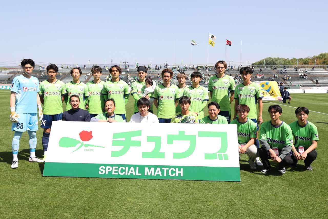 画像 : 2番目の画像 - 【写真】快晴のAxisバードスタジアムで行なわれた鳥取と熊本の一戦。熊本が後半の2得点で勝利を収めた（写真◎石倉利英） - サッカーマガジンWEB