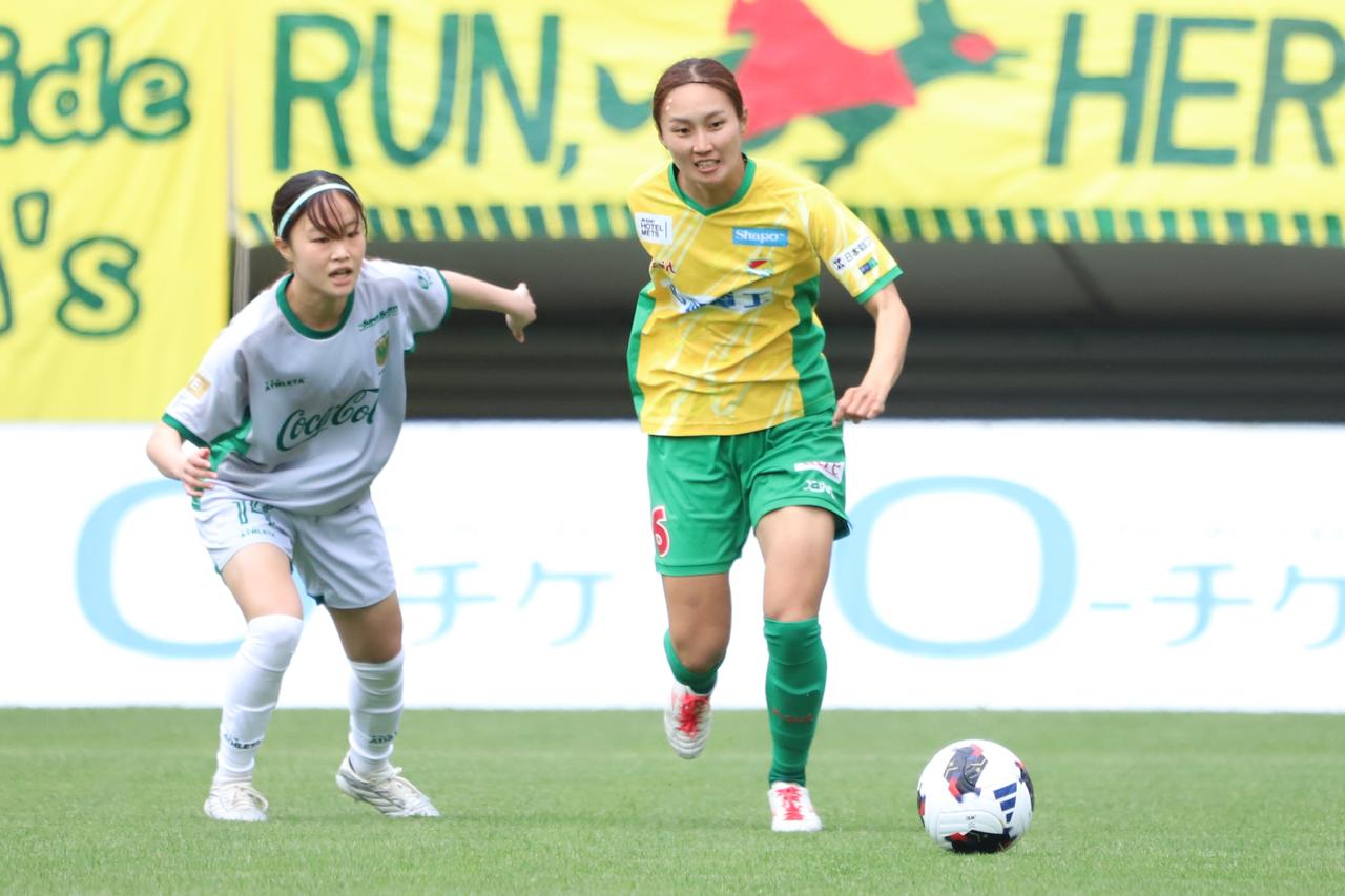 画像 : 2番目の画像 - 【写真】千葉Lと東京NBの一戦は、後半の小林の決勝点で東京NBが勝ち点3をつかんだ（写真◎森田将義） - サッカーマガジンWEB