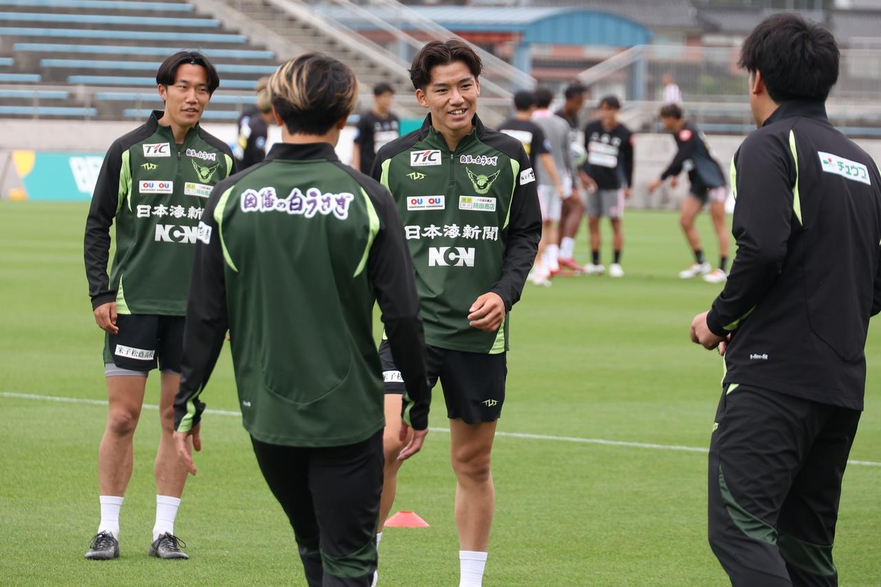 画像 : 1番目の画像 - 【写真】4月19日の試合で初めてメンバー入りし、大型ビジョンのメンバー紹介にも初登場した長谷川。87分からピッチに立ち、まだまだ足りないものが多いと感じたという（写真◎石倉利英） - サッカーマガジンWEB