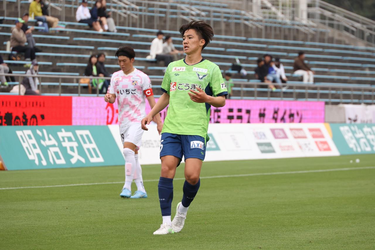 画像 : 4番目の画像 - 【写真】4月19日の試合で初めてメンバー入りし、大型ビジョンのメンバー紹介にも初登場した長谷川。87分からピッチに立ち、まだまだ足りないものが多いと感じたという（写真◎石倉利英） - サッカーマガジンWEB