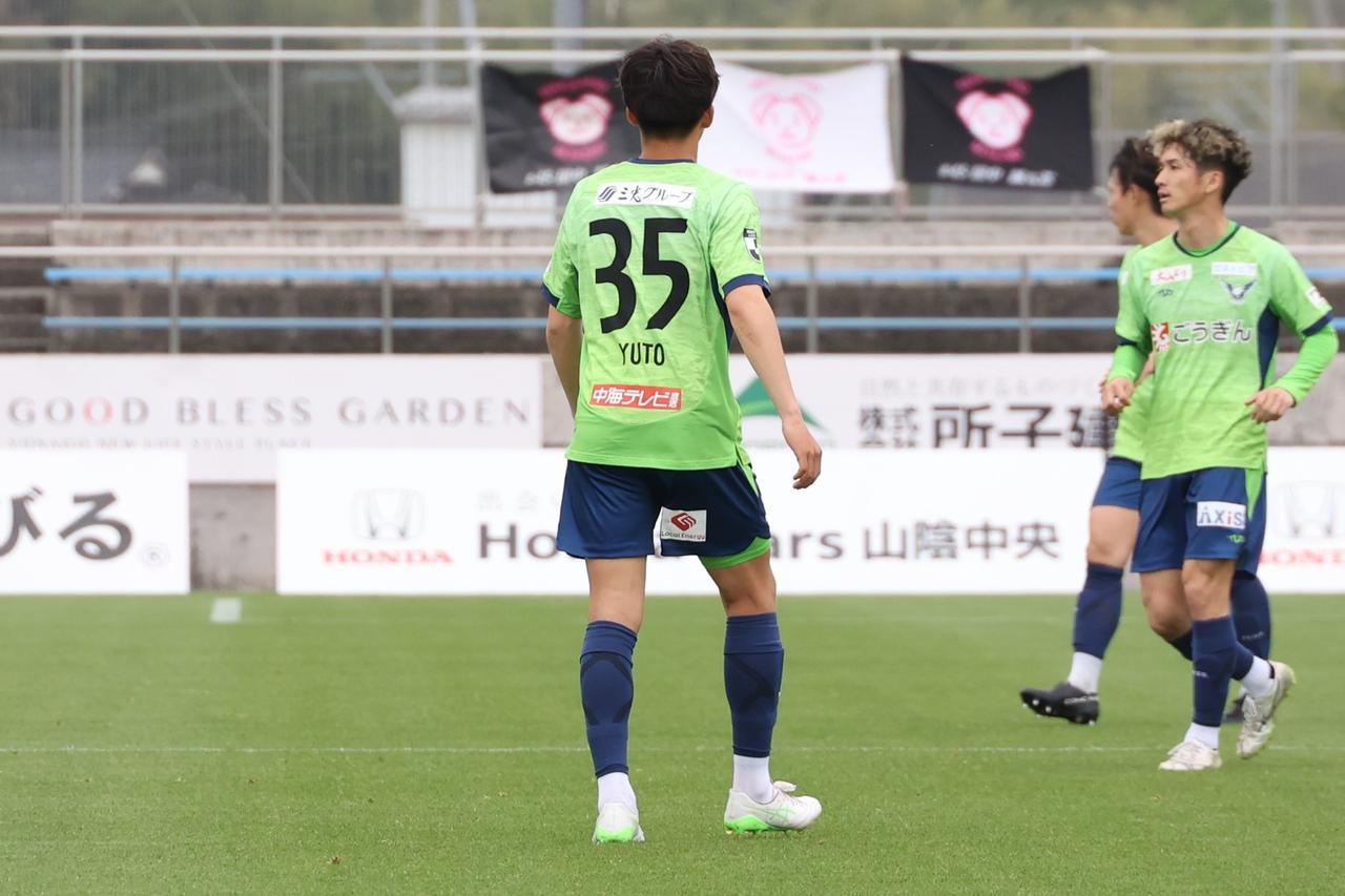 画像 : 3番目の画像 - 【写真】4月19日の試合で初めてメンバー入りし、大型ビジョンのメンバー紹介にも初登場した長谷川。87分からピッチに立ち、まだまだ足りないものが多いと感じたという（写真◎石倉利英） - サッカーマガジンWEB