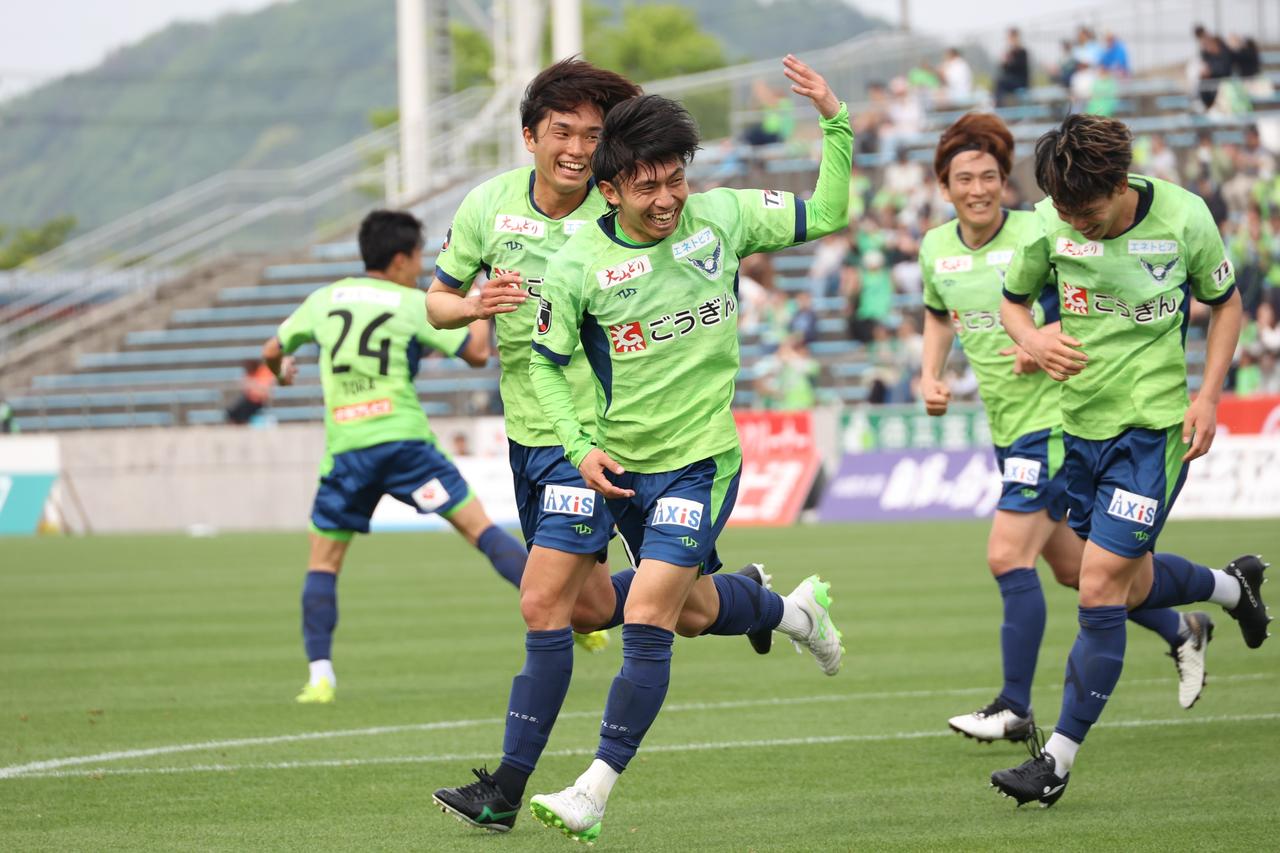 画像 : 7番目の画像 - 【写真】鳥取がルーキー荒井のプロ初得点、矢島の加入後初得点などで山口に大勝した（写真◎石倉利英） - サッカーマガジンWEB