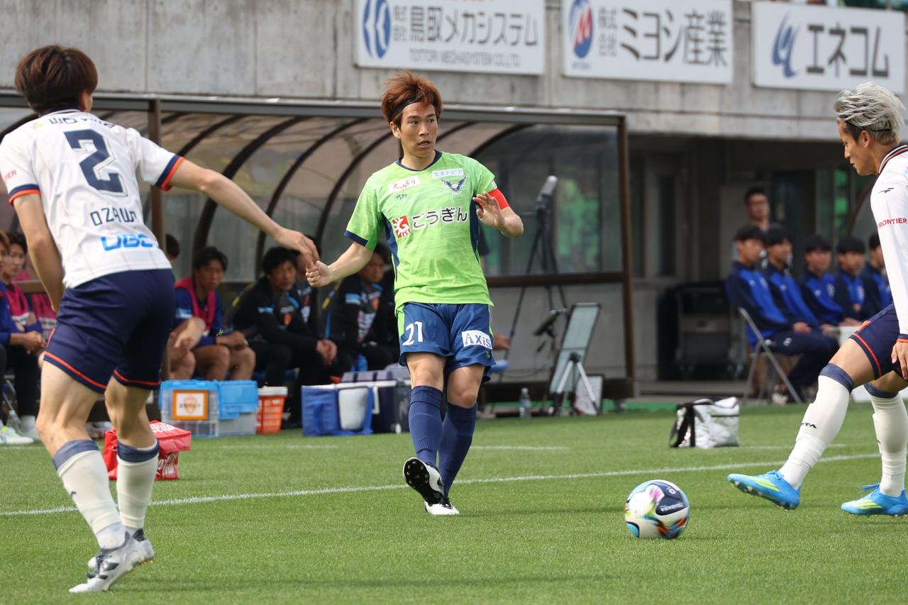 画像 : 4番目の画像 - 【写真】鳥取がルーキー荒井のプロ初得点、矢島の加入後初得点などで山口に大勝した（写真◎石倉利英） - サッカーマガジンWEB