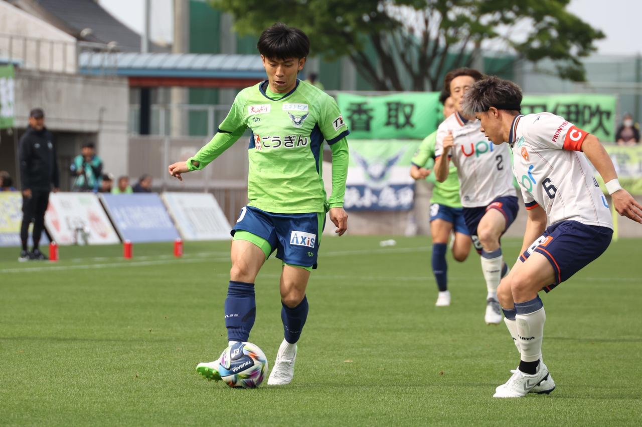 画像 : 3番目の画像 - 【写真】鳥取がルーキー荒井のプロ初得点、矢島の加入後初得点などで山口に大勝した（写真◎石倉利英） - サッカーマガジンWEB