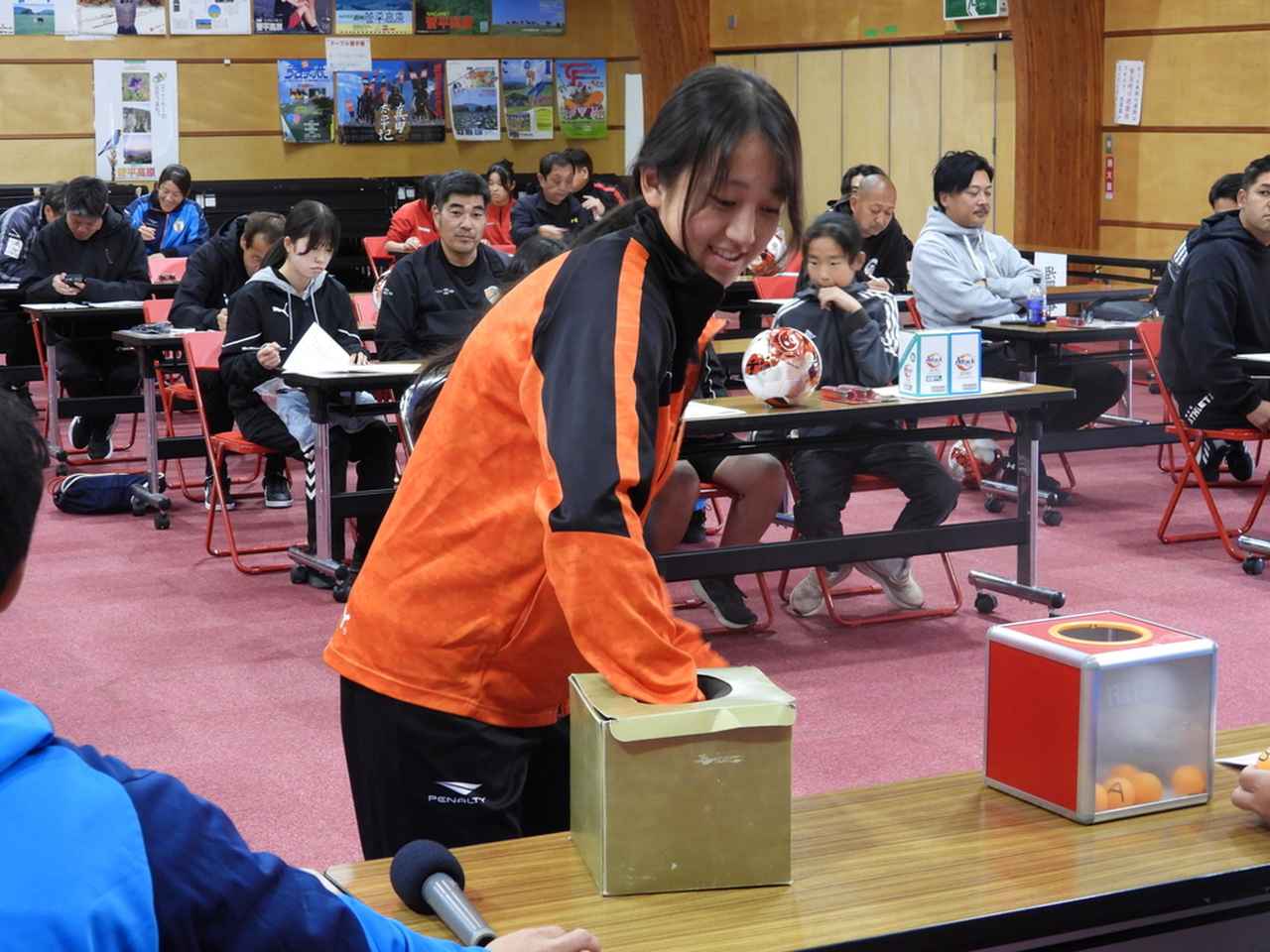 画像: 大会初日の午前中、参加チームの代表者全員が集まり抽選会を開催。全24チームが8グループに分かれて予選リーグを争った